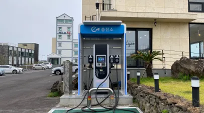 Electric vehicle charging station