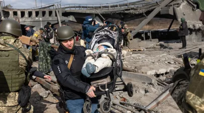  War in Ukraine. Thousands of residents of Irpin have to abandon their homes and evacuate as russian troops are bombing a peaceful city. War refugees in Ukraine