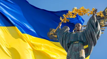 Monument of Independence of Ukraine in front of the Ukrainian flag
