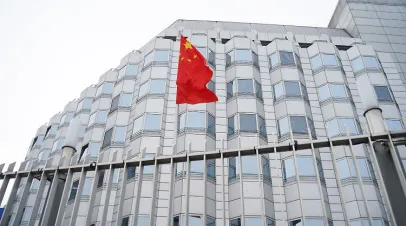 Chinese flag flies in Berlin. picture alliance / Jörg Carstensen