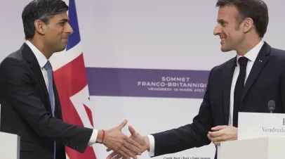 Rishi Sunak and Emmanuel Macron shaking hands