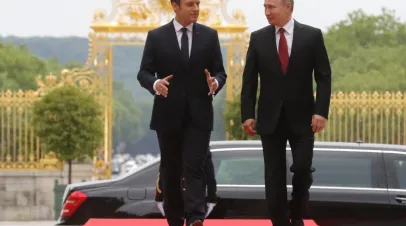 Emmanuel Macron and Vladimir Putin