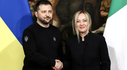 Italian PM Georgia Meloni shaking hands with Ukrainian President Volodymyr Zelenskyy