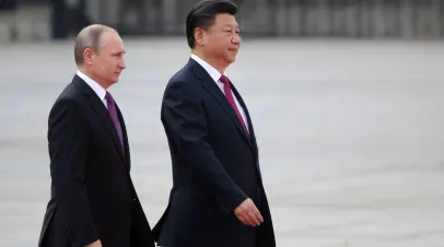 Russian President Vladimir Putin (L) and Chinese President Xi Jinping (R) attends the welcoming ceremony in June 25, 2016 in Beijing, China