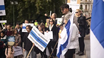 Picture of pro-democracy Russian protestors holding the White-blue-white flag of the Russian opposition