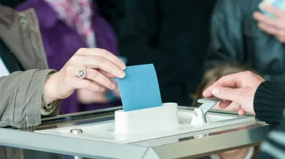 women 's hand vote