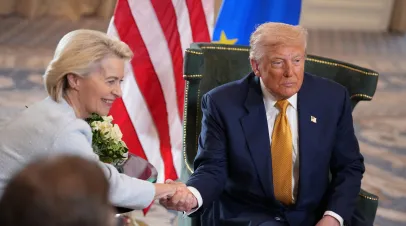 Trump and Von Der Lyon shake hands