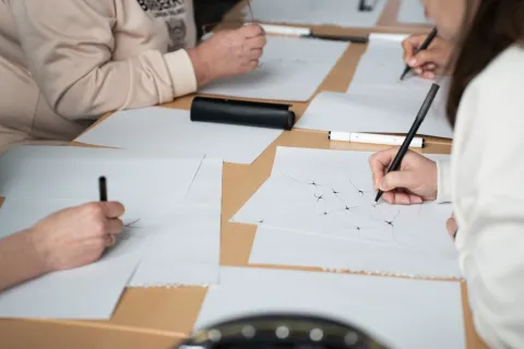 Training neurograph women draw with a pen