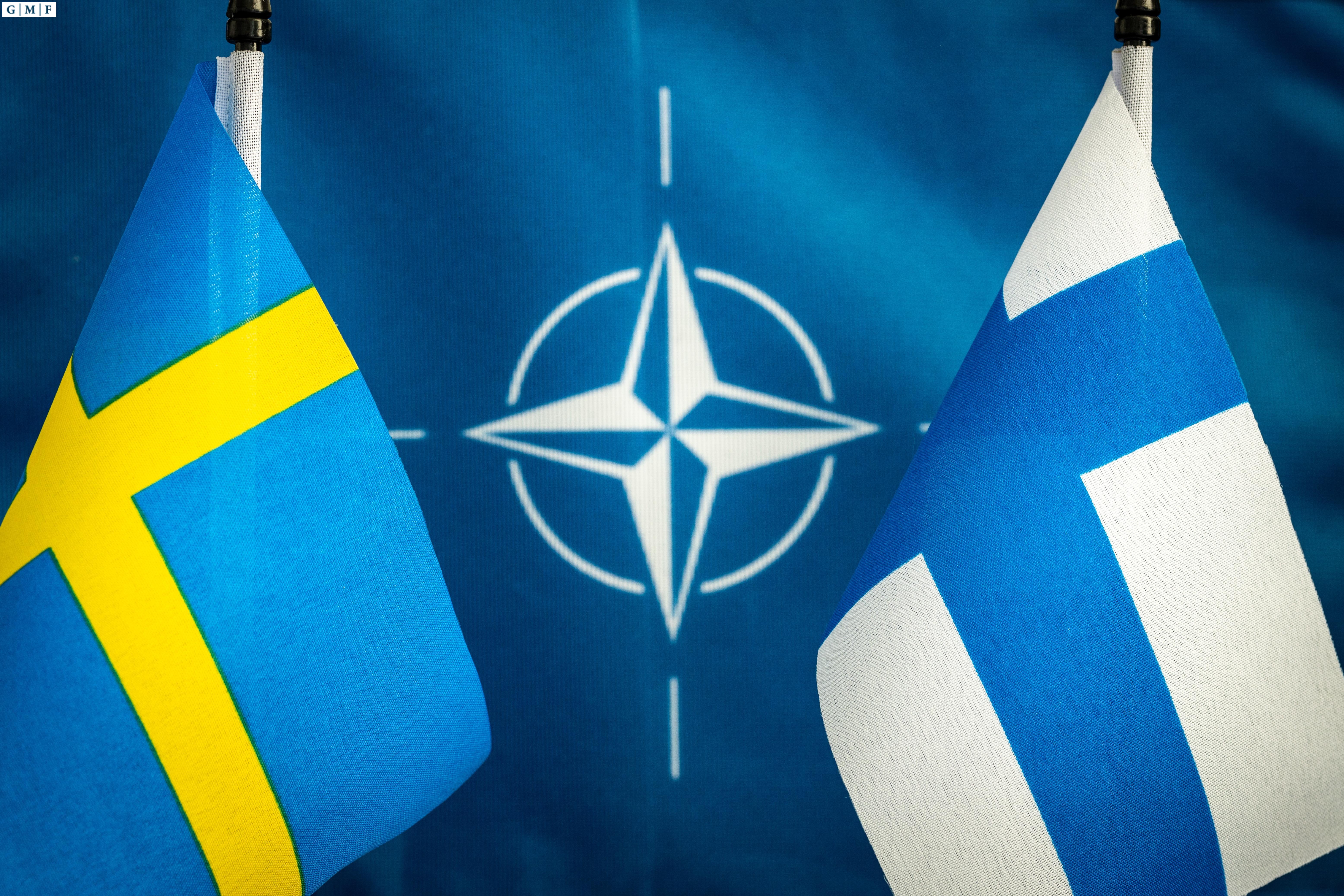 В нато ли швеция. Швеция и Финляндия вступление в НАТО. Финляндия Швеция НАТО флаги. Венгрия НАТО Швеция флаги. Флаг Финляндии и НАТО.