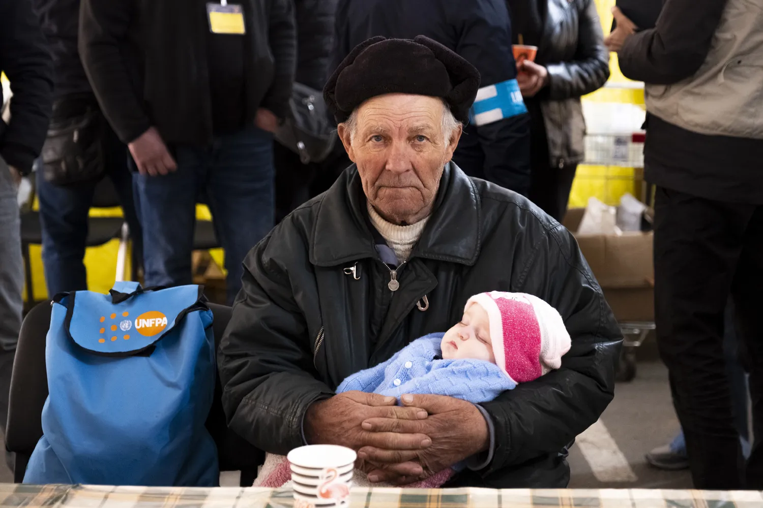 Grandfather Valentyn with his granddaughter in the centre for internally displaced persons. Zaporizhzhia, Zaporizhzhia and Podniprovia. 4 April 2022